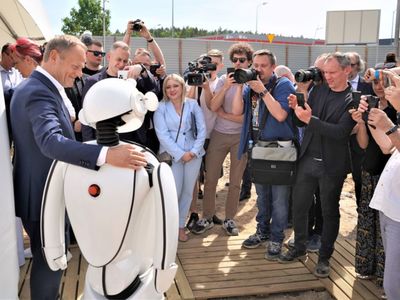 Donalda Tuska przywitał w Zielonej Górze Nowym Kisielinie również robot