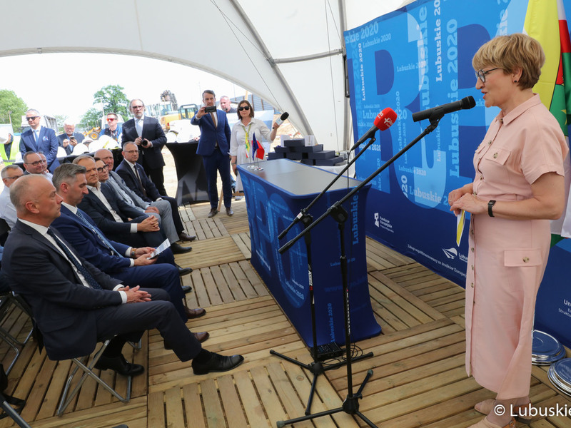 Marszałek Elżbieta Anna Polak przemawia na uroczystości podpisania aktu erekcyjnego pod budowę Parku Technologii Kosmicznych w Zielonej Górze Nowym Kisielinie