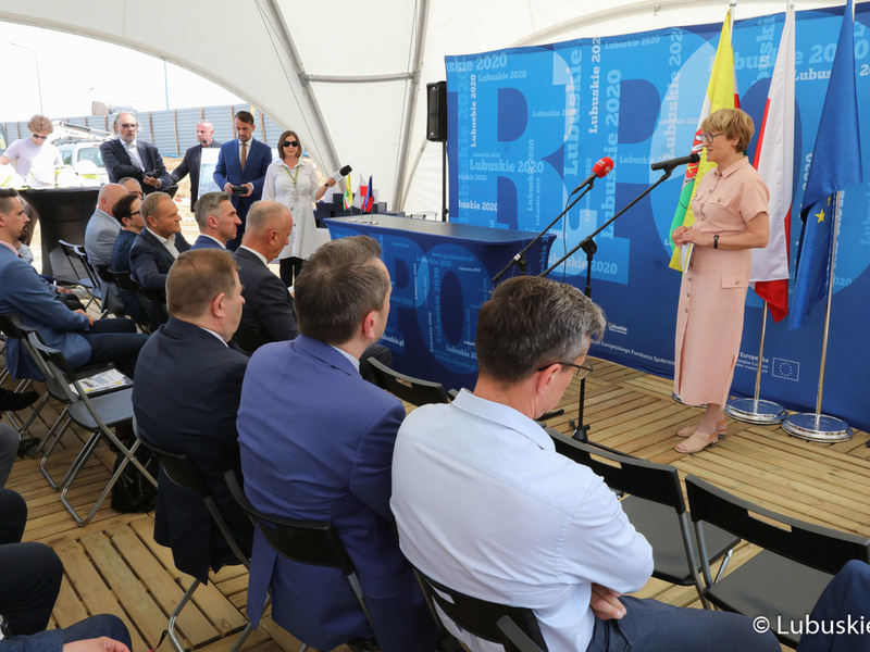 Marszałek Elżbieta Anna Polak przemawia na uroczystości podpisania aktu erekcyjnego pod budowę Parku Technologii Kosmicznych w Zielonej Górze Nowym Kisielinie
