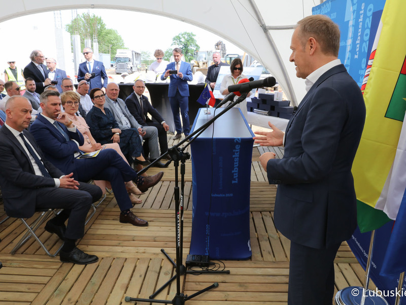 Donald Tusk przemawia na uroczystości podpisania aktu erekcyjnego pod budowę Parku Technologii Kosmicznych w Zielonej Górze Nowym Kisielinie