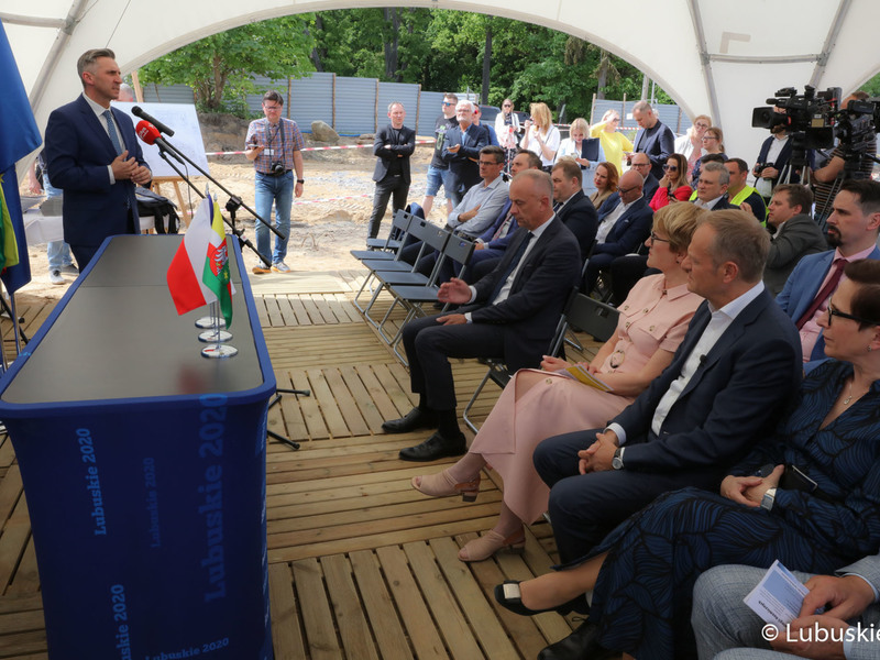 Poseł RP Waldemar Sługocki przemawia na uroczystości podpisania aktu erekcyjnego pod budowę Parku Technologii Kosmicznych w Zielonej Górze Nowym Kisielinie
