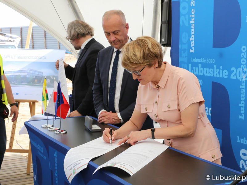 Akt erekcyjny pod budowę Parku Technologii Kosmicznych w Zielonej Górze Nowym Kisielinie podpisali: marszałek Elżbieta Anna Polak, przewodniczący PO Donald Tusk, poseł Waldemar Sługocki, przewodniczący Sejmiku Województwa Lubuskiego Wacław Maciuszonek, członek Zarządu Województwa Lubuskiego Marcin Jabłoński oraz przedstawiciele partnerów projektu, generalnego wykonawcy, nadzoru inwestorskiego.