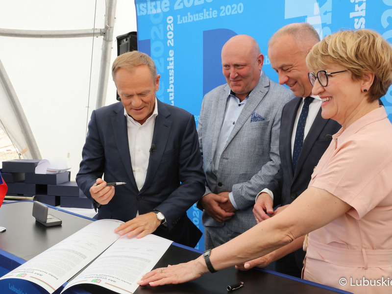 Akt erekcyjny pod budowę Parku Technologii Kosmicznych podpisali: marszałek Elżbieta Anna Polak, przewodniczący PO Donald Tusk, poseł Waldemar Sługocki, przewodniczący Sejmiku Województwa Lubuskiego Wacław Maciuszonek, członek Zarządu Województwa Lubuskiego Marcin Jabłoński oraz przedstawiciele partnerów projektu, generalnego wykonawcy, nadzoru inwestorskiego.