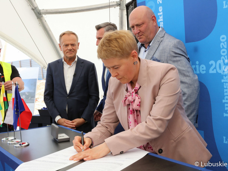 Akt erekcyjny pod budowę Parku Technologii Kosmicznych w Zielonej Górze Nowym Kisielinie podpisali: marszałek Elżbieta Anna Polak, przewodniczący PO Donald Tusk, poseł Waldemar Sługocki, przewodniczący Sejmiku Województwa Lubuskiego Wacław Maciuszonek, członek Zarządu Województwa Lubuskiego Marcin Jabłoński oraz przedstawiciele partnerów projektu, generalnego wykonawcy, nadzoru inwestorskiego.