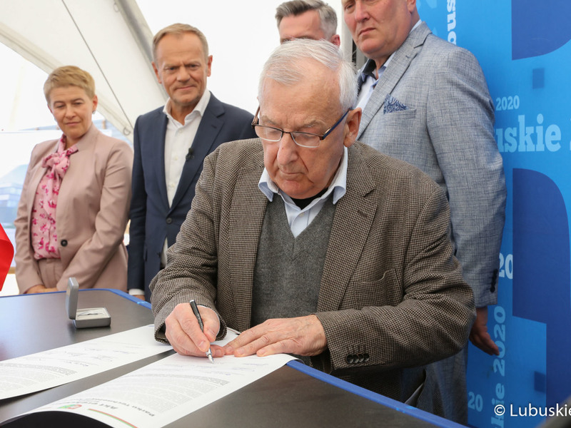 Akt erekcyjny pod budowę Parku Technologii Kosmicznych w Zielonej Górze Nowym Kisielinie podpisali: marszałek Elżbieta Anna Polak, przewodniczący PO Donald Tusk, poseł Waldemar Sługocki, przewodniczący Sejmiku Województwa Lubuskiego Wacław Maciuszonek, członek Zarządu Województwa Lubuskiego Marcin Jabłoński oraz przedstawiciele partnerów projektu, generalnego wykonawcy, nadzoru inwestorskiego.