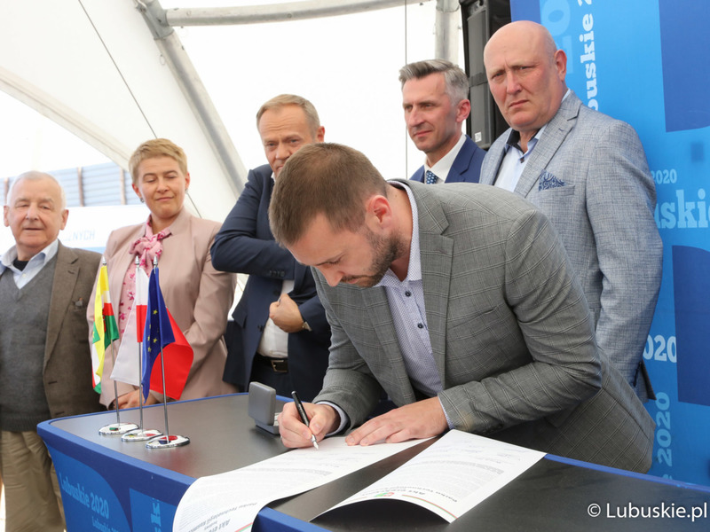 Akt erekcyjny pod budowę Parku Technologii Kosmicznych w Zielonej Górze Nowym Kisielinie podpisali: marszałek Elżbieta Anna Polak, przewodniczący PO Donald Tusk, poseł Waldemar Sługocki, przewodniczący Sejmiku Województwa Lubuskiego Wacław Maciuszonek, członek Zarządu Województwa Lubuskiego Marcin Jabłoński oraz przedstawiciele partnerów projektu, generalnego wykonawcy, nadzoru inwestorskiego.
