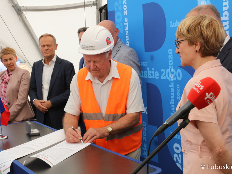 Akt erekcyjny pod budowę Parku Technologii Kosmicznych w Zielonej Górze Nowym Kisielinie podpisali: marszałek Elżbieta Anna Polak, przewodniczący PO Donald Tusk, poseł Waldemar Sługocki, przewodniczący Sejmiku Województwa Lubuskiego Wacław Maciuszonek, członek Zarządu Województwa Lubuskiego Marcin Jabłoński oraz przedstawiciele partnerów projektu, generalnego wykonawcy, nadzoru inwestorskiego.