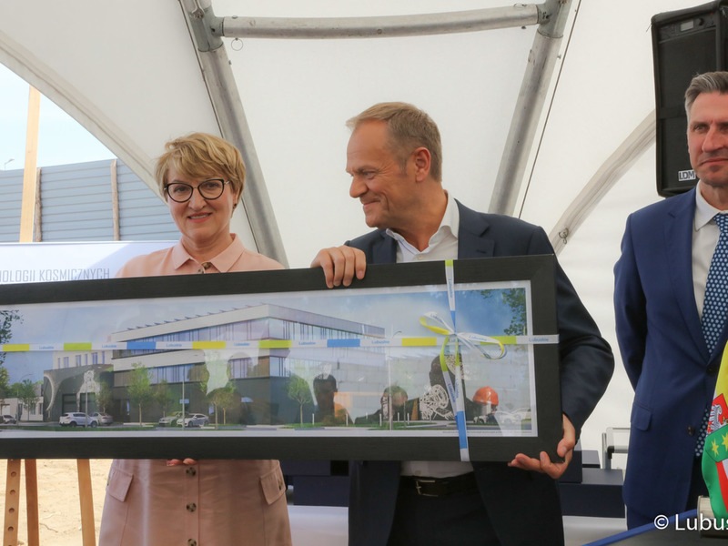 Akt erekcyjny pod budowę Parku Technologii Kosmicznych podpisali: marszałek Elżbieta Anna Polak, przewodniczący PO Donald Tusk, poseł Waldemar Sługocki, przewodniczący Sejmiku Województwa Lubuskiego Wacław Maciuszonek, członek Zarządu Województwa Lubuskiego Marcin Jabłoński oraz przedstawiciele partnerów projektu, generalnego wykonawcy, nadzoru inwestorskiego.