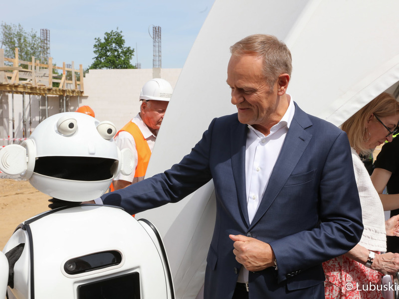 Donald Tusk na budowie Parku Technologii Kosmicznych w Zielonej Górze Nowym Kisielinie