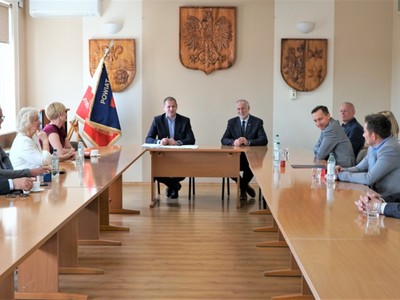 Wicemarszałek województwa lubuskiego Łukasz Porycki podpisał kolejne umowy na inwestycje w ramach Lubuskiej Bazy Sportowej. Tym razem w Starostwie Powiatowym w Strzelcach Krajeńskich przypieczętowano 7 umów.
