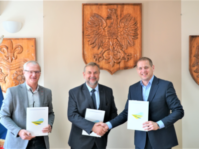 Wicemarszałek województwa lubuskiego Łukasz Porycki podpisał kolejne umowy na inwestycje w ramach Lubuskiej Bazy Sportowej. Tym razem w Starostwie Powiatowym w Strzelcach Krajeńskich przypieczętowano 7 umów.