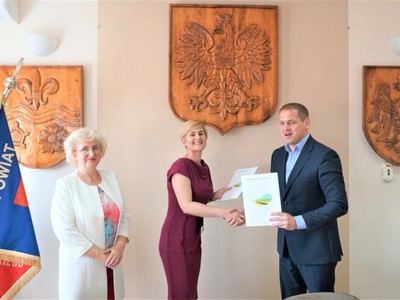 Wicemarszałek województwa lubuskiego Łukasz Porycki podpisał kolejne umowy na inwestycje w ramach Lubuskiej Bazy Sportowej. Tym razem w Starostwie Powiatowym w Strzelcach Krajeńskich przypieczętowano 7 umów.