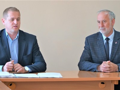 Wicemarszałek województwa lubuskiego Łukasz Porycki podpisał kolejne umowy na inwestycje w ramach Lubuskiej Bazy Sportowej. Tym razem w Starostwie Powiatowym w Strzelcach Krajeńskich przypieczętowano 7 umów.