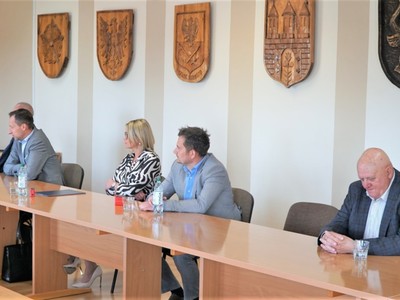 Wicemarszałek województwa lubuskiego Łukasz Porycki podpisał kolejne umowy na inwestycje w ramach Lubuskiej Bazy Sportowej. Tym razem w Starostwie Powiatowym w Strzelcach Krajeńskich przypieczętowano 7 umów.