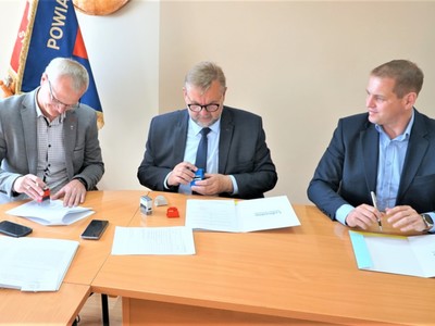 Wicemarszałek województwa lubuskiego Łukasz Porycki podpisał kolejne umowy na inwestycje w ramach Lubuskiej Bazy Sportowej. Tym razem w Starostwie Powiatowym w Strzelcach Krajeńskich przypieczętowano 7 umów.