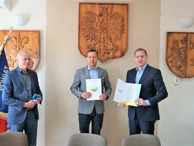 Wicemarszałek województwa lubuskiego Łukasz Porycki podpisał kolejne umowy na inwestycje w ramach Lubuskiej Bazy Sportowej. Tym razem w Starostwie Powiatowym w Strzelcach Krajeńskich przypieczętowano 7 umów.