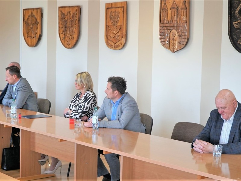 Wicemarszałek województwa lubuskiego Łukasz Porycki podpisał kolejne umowy na inwestycje w ramach Lubuskiej Bazy Sportowej. Tym razem w Starostwie Powiatowym w Strzelcach Krajeńskich przypieczętowano 7 umów.