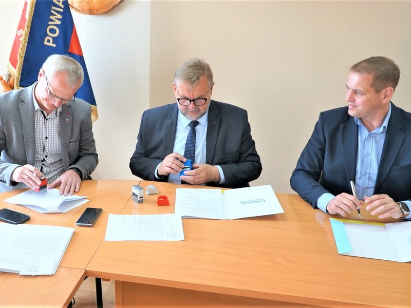 Wicemarszałek województwa lubuskiego Łukasz Porycki podpisał kolejne umowy na inwestycje w ramach Lubuskiej Bazy Sportowej. Tym razem w Starostwie Powiatowym w Strzelcach Krajeńskich przypieczętowano 7 umów.