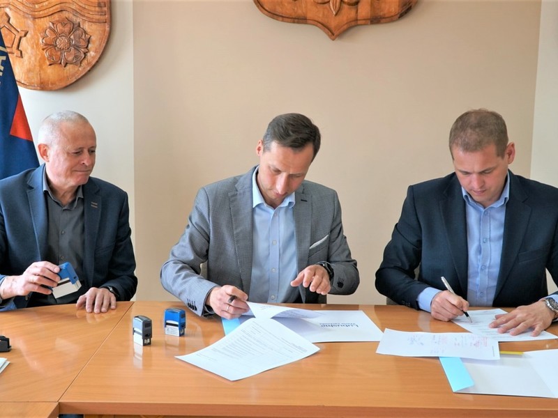 Wicemarszałek województwa lubuskiego Łukasz Porycki podpisał kolejne umowy na inwestycje w ramach Lubuskiej Bazy Sportowej. Tym razem w Starostwie Powiatowym w Strzelcach Krajeńskich przypieczętowano 7 umów.