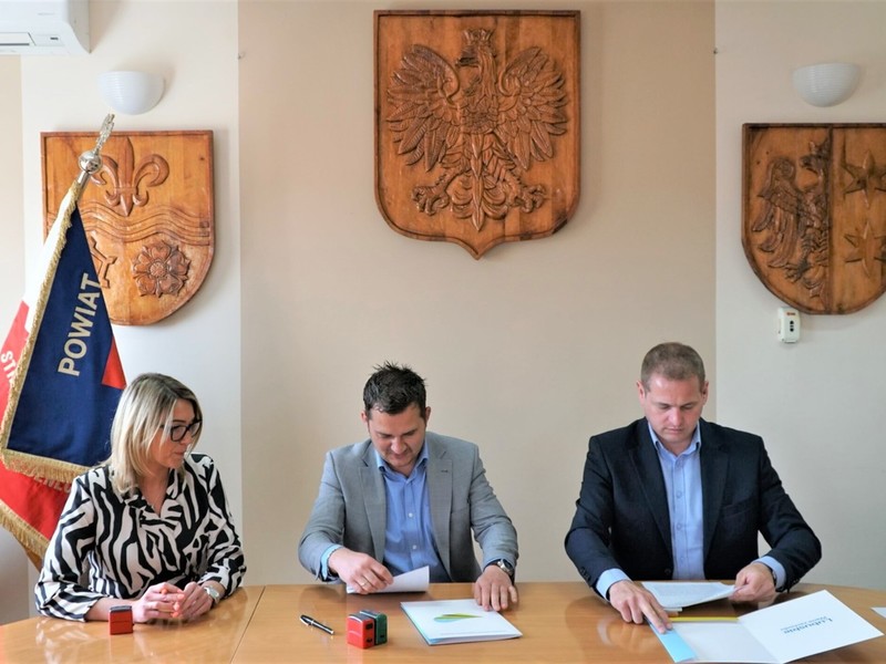 Wicemarszałek województwa lubuskiego Łukasz Porycki podpisał kolejne umowy na inwestycje w ramach Lubuskiej Bazy Sportowej. Tym razem w Starostwie Powiatowym w Strzelcach Krajeńskich przypieczętowano 7 umów.
