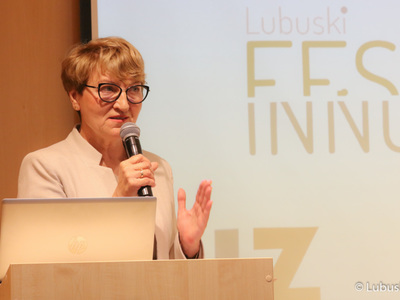 Marszałek Elżbieta Anna Polak przemawia inauguracji I Lubuskiego Festiwalu Innowacji Zielona Góra 2022