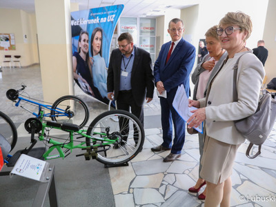 Marszałek Elżbieta Anna Polak zwiedza wystawę I Lubuskiego Festiwalu Innowacji Zielona Góra 2022