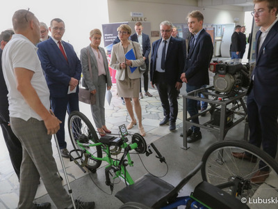 Marszałek Elżbieta Anna Polak zwiedza wystawę I Lubuskiego Festiwalu Innowacji Zielona Góra 2022