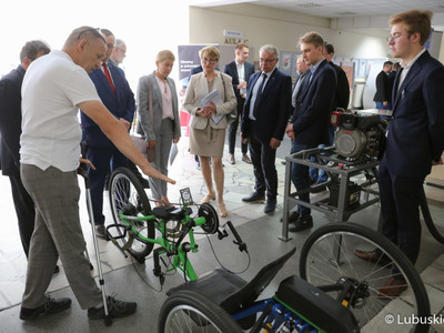 Marszałek Elżbieta Anna Polak zwiedza wystawę I Lubuskiego Festiwalu Innowacji Zielona Góra 2022