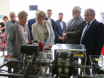 Marszałek Elżbieta Anna Polak zwiedza wystawę I Lubuskiego Festiwalu Innowacji Zielona Góra 2022