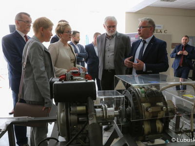 Marszałek Elżbieta Anna Polak zwiedza wystawę I Lubuskiego Festiwalu Innowacji Zielona Góra 2022