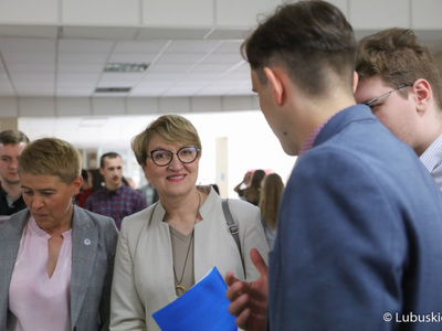 Marszałek Elżbieta Anna Polak zwiedza wystawę I Lubuskiego Festiwalu Innowacji Zielona Góra 2022