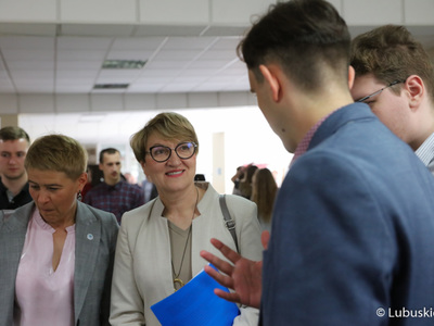 Marszałek Elżbieta Anna Polak zwiedza wystawę I Lubuskiego Festiwalu Innowacji Zielona Góra 2022