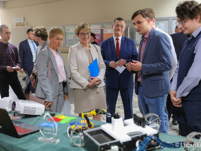Marszałek Elżbieta Anna Polak zwiedza wystawę I Lubuskiego Festiwalu Innowacji Zielona Góra 2022