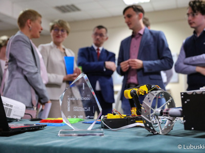 Marszałek Elżbieta Anna Polak zwiedza wystawę I Lubuskiego Festiwalu Innowacji Zielona Góra 2022