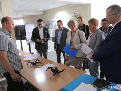 Marszałek Elżbieta Anna Polak zwiedza wystawę I Lubuskiego Festiwalu Innowacji Zielona Góra 2022