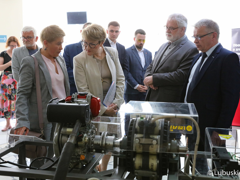 Marszałek Elżbieta Anna Polak zwiedza wystawę I Lubuskiego Festiwalu Innowacji Zielona Góra 2022