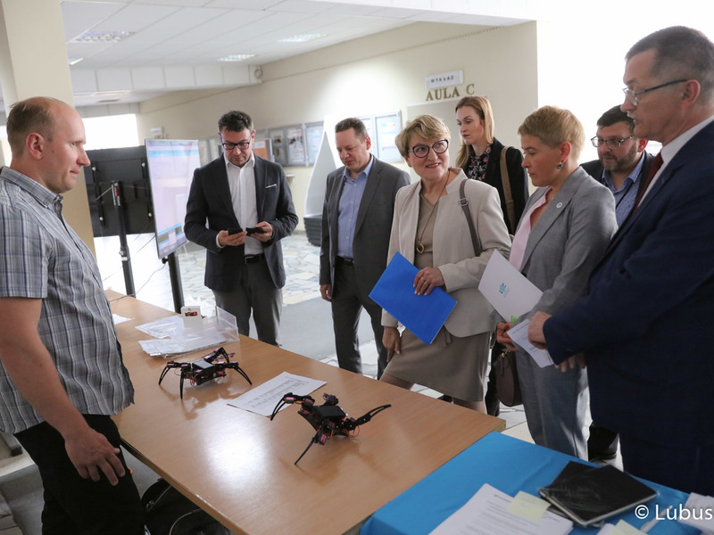 Marszałek Elżbieta Anna Polak zwiedza wystawę I Lubuskiego Festiwalu Innowacji Zielona Góra 2022