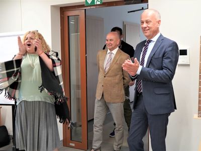 Obchody Dnia Matki w Ośrodku Integracji Społecznej w Zielonej Górze. Seniorów rozbawili – tym razem w rolach trenerów aktywacji: Marcin Wiśniewski (m.in. popularny Bachus podczas zielonogórskiego Winobrania) i Przemysław Żejmo (na co dzień aktor kabaretu Jurki). 