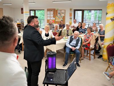 Obchody Dnia Matki w Ośrodku Integracji Społecznej w Zielonej Górze. Seniorów rozbawili – tym razem w rolach trenerów aktywacji: Marcin Wiśniewski (m.in. popularny Bachus podczas zielonogórskiego Winobrania) i Przemysław Żejmo (na co dzień aktor kabaretu Jurki). 