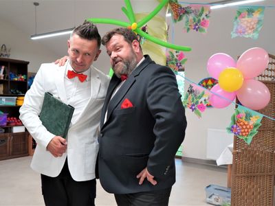 Obchody Dnia Matki w Ośrodku Integracji Społecznej w Zielonej Górze. Seniorów rozbawili – tym razem w rolach trenerów aktywacji: Marcin Wiśniewski (m.in. popularny Bachus podczas zielonogórskiego Winobrania) i Przemysław Żejmo (na co dzień aktor kabaretu Jurki). 