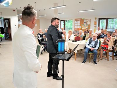Obchody Dnia Matki w Ośrodku Integracji Społecznej w Zielonej Górze. Seniorów rozbawili – tym razem w rolach trenerów aktywacji: Marcin Wiśniewski (m.in. popularny Bachus podczas zielonogórskiego Winobrania) i Przemysław Żejmo (na co dzień aktor kabaretu Jurki). 
