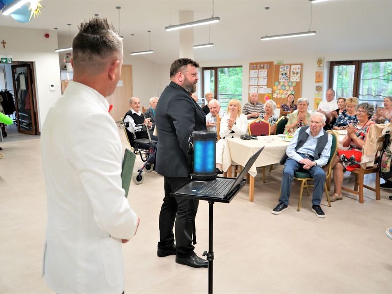 Obchody Dnia Matki w Ośrodku Integracji Społecznej w Zielonej Górze. Seniorów rozbawili – tym razem w rolach trenerów aktywacji: Marcin Wiśniewski (m.in. popularny Bachus podczas zielonogórskiego Winobrania) i Przemysław Żejmo (na co dzień aktor kabaretu Jurki).