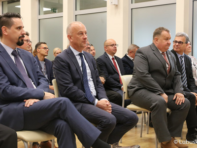 Członek zarządu woj. lubuskiego Marcin Jabłoński (drugi z lewej) na uroczystości wręczenia odznak honorowych „Zasłużony dla transportu Rzeczypospolitej Polskiej” w Sali Prasowej UMWL

