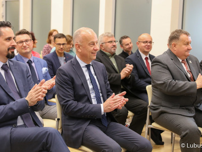 Członek zarządu woj. lubuskiego Marcin Jabłoński (drugi z lewej) na uroczystości wręczenia odznak honorowych „Zasłużony dla transportu Rzeczypospolitej Polskiej”