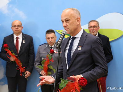 Członek zarządu woj. lubuskiego Marcin Jabłoński (przy mikrofonie) na uroczystości wręczenia odznak honorowych „Zasłużony dla transportu Rzeczypospolitej Polskiej”