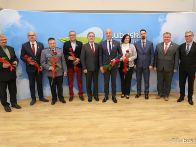 Wspólne zdjęcie odznaczonych honorową odznaką „Zasłużony dla transportu Rzeczypospolitej Polskiej”