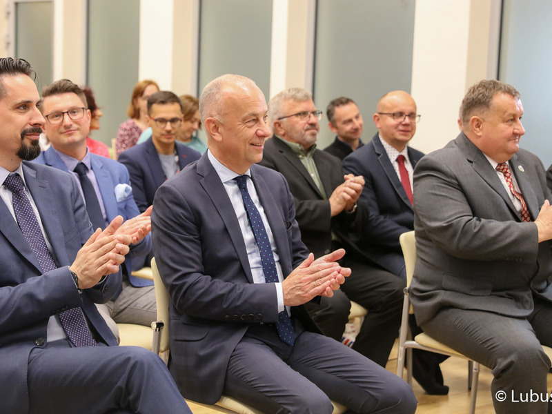 Członek zarządu woj. lubuskiego Marcin Jabłoński (drugi z lewej) na uroczystości wręczenia odznak honorowych „Zasłużony dla transportu Rzeczypospolitej Polskiej”