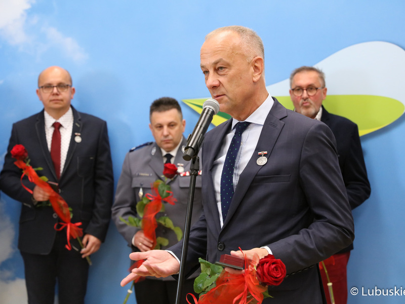 Członek zarządu woj. lubuskiego Marcin Jabłoński (przy mikrofonie) na uroczystości wręczenia odznak honorowych „Zasłużony dla transportu Rzeczypospolitej Polskiej”