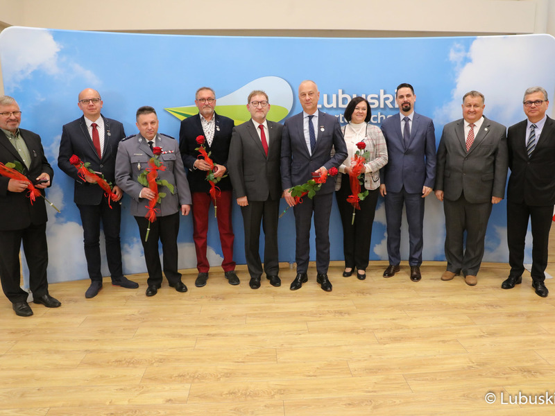 Wspólne zdjęcie odznaczonych honorową odznaką „Zasłużony dla transportu Rzeczypospolitej Polskiej”