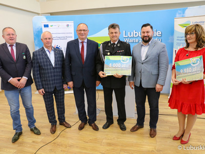 Pamiątkowe zdjęcie z beneficjentami konkursu Lubuska Odnowa Wsi 2022